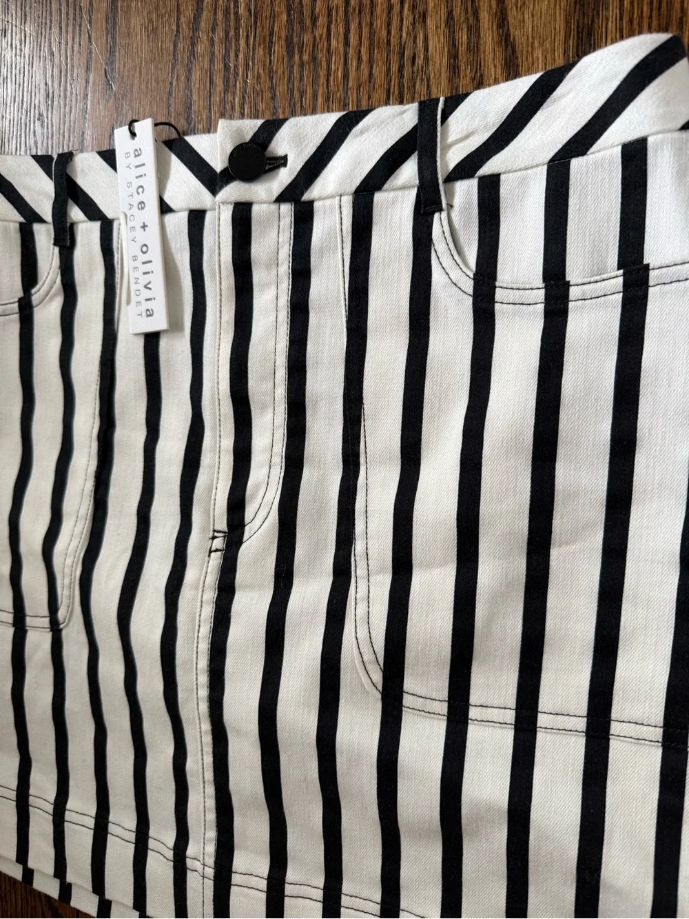 NWT Alice + Olivia striped black cream mini skirt 10